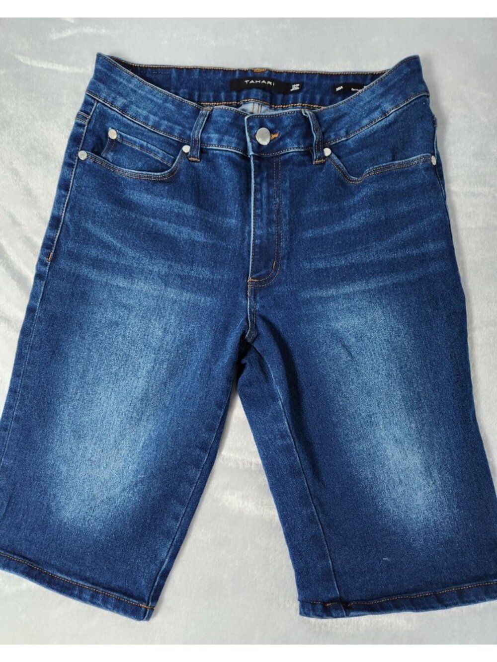 Tahari Mia Dark Wash Denim Bermuda Shorts Mid Rise Size 10/30 Blue Stretch